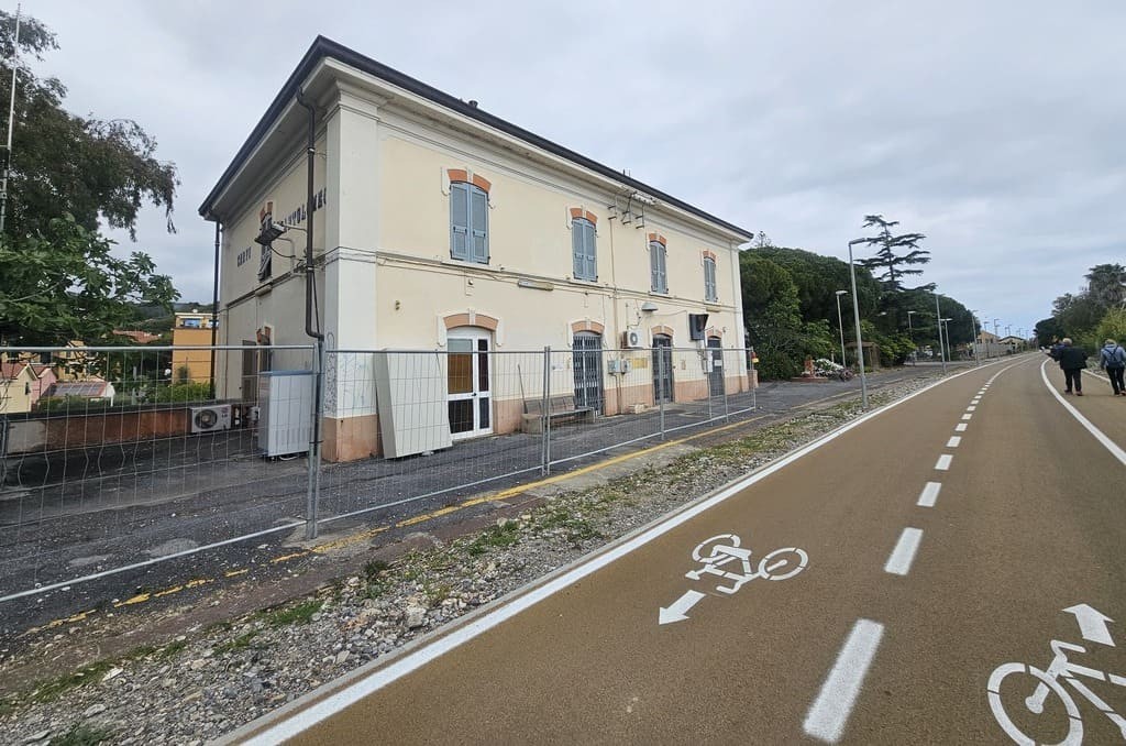 La Stazione San Bartolomeo-Cervo La pista ciclabile all’altezza della Stazione San Bartolomeo-Cervo