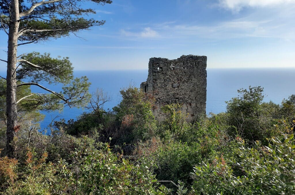 La Torre delle Streghe al confine tra Noli e Varigotti