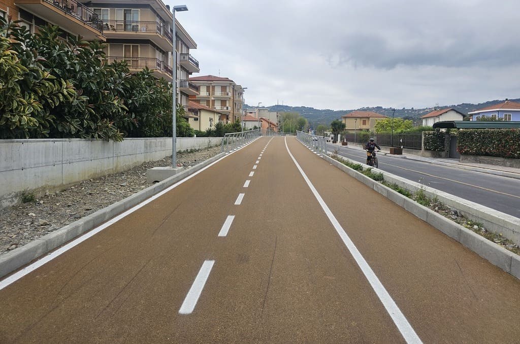 La pista ciclopedonale di Diano Marina da via Saponiera Il tratto di pista ciclopedonale di Diano Marina da via Saponiera