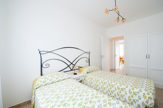 Immagine camera da letto doppia appartamento Ginestra