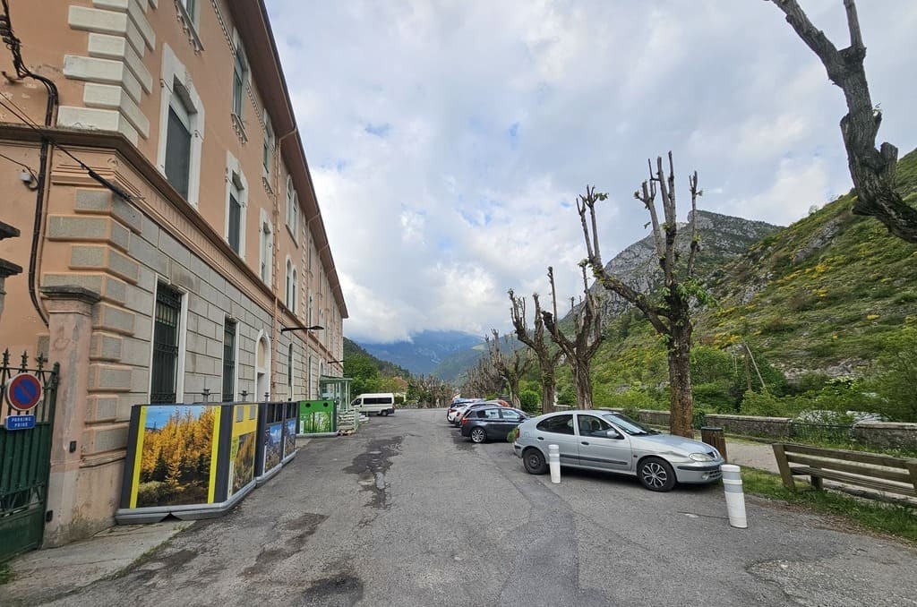 Il parcheggio di Avenue de Provence a La Brigue