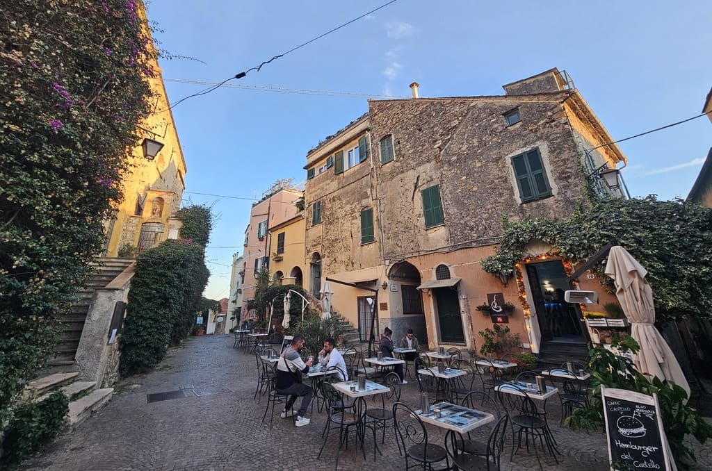 Il centro storico di Cervo: Piazza Santa Caterina