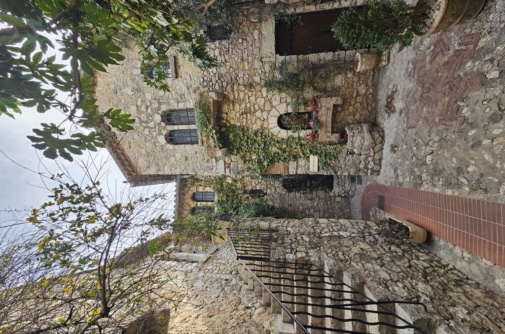 Uno scorcio dei vicoli del borgo di Èze Village