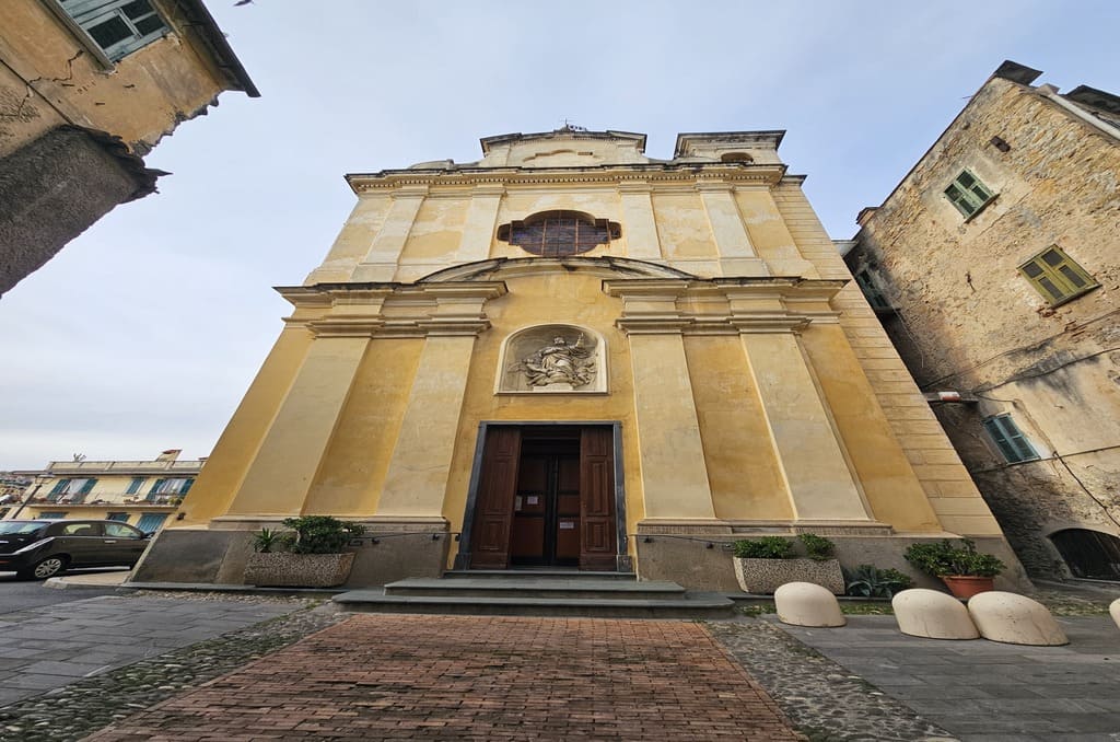 La facciata della chiesa di San Giuseppe, quartiere della pigna, Sanremo