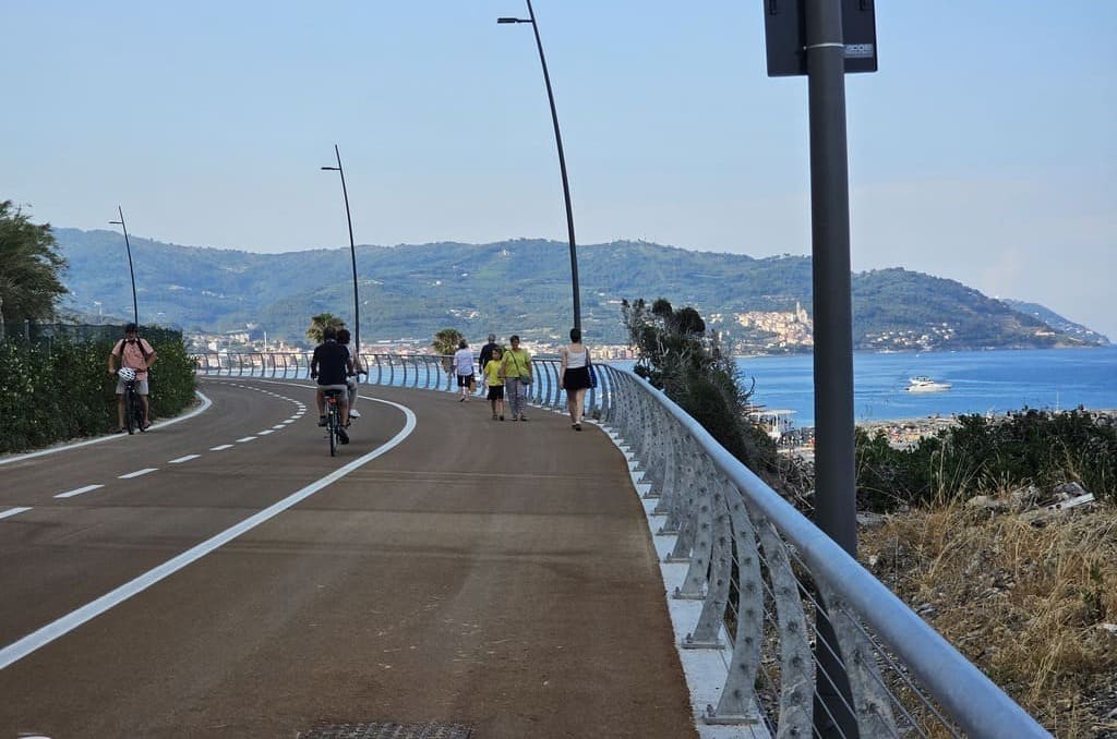 Tratto della pista ciclopedonale di Diano Marina lungo l’Incompiuta