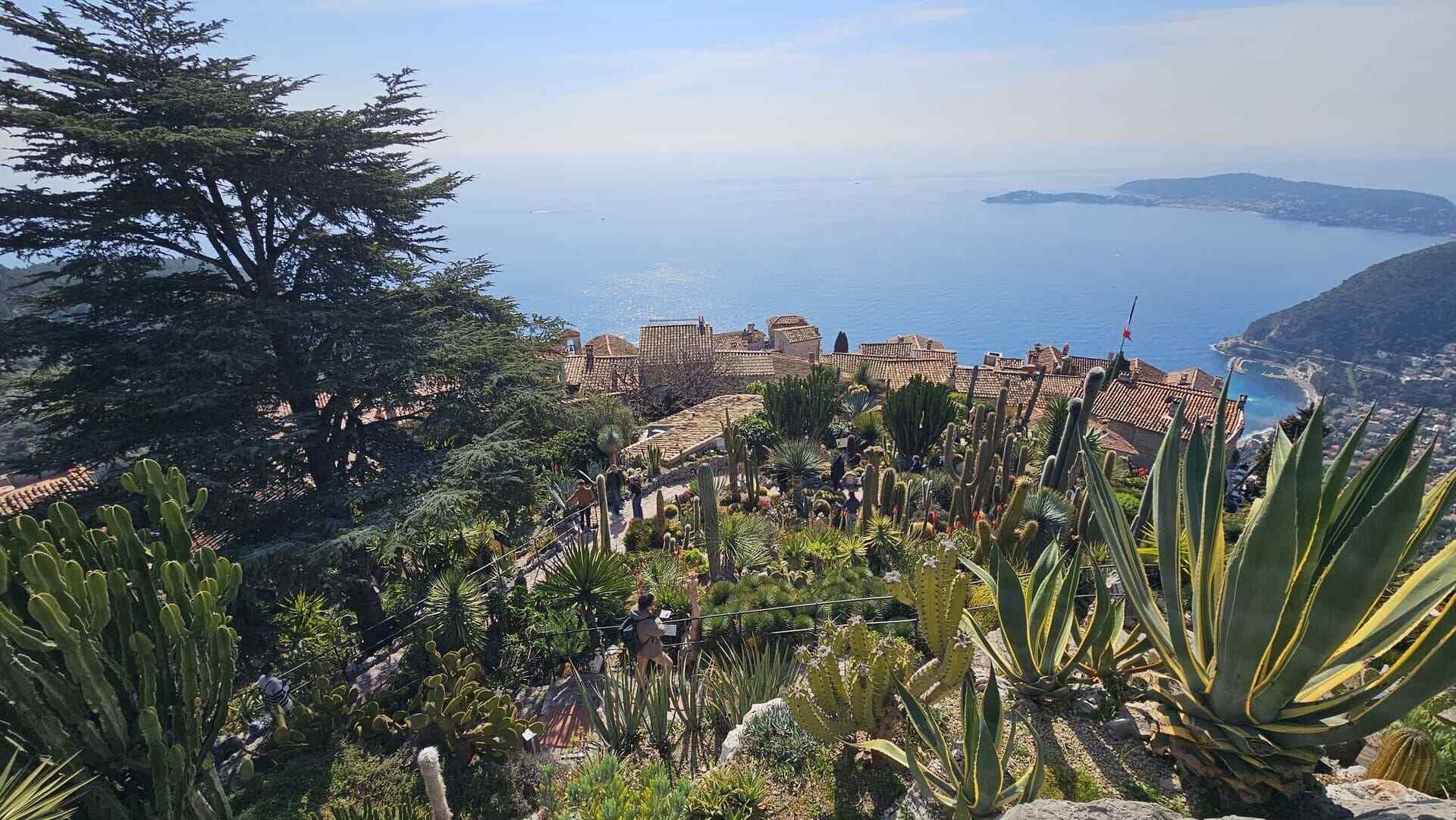 Panoramica su Èze Village e sul mare dal giardino esotico