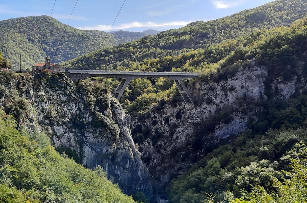 Il ponte di Loreto e il vicino Santuario