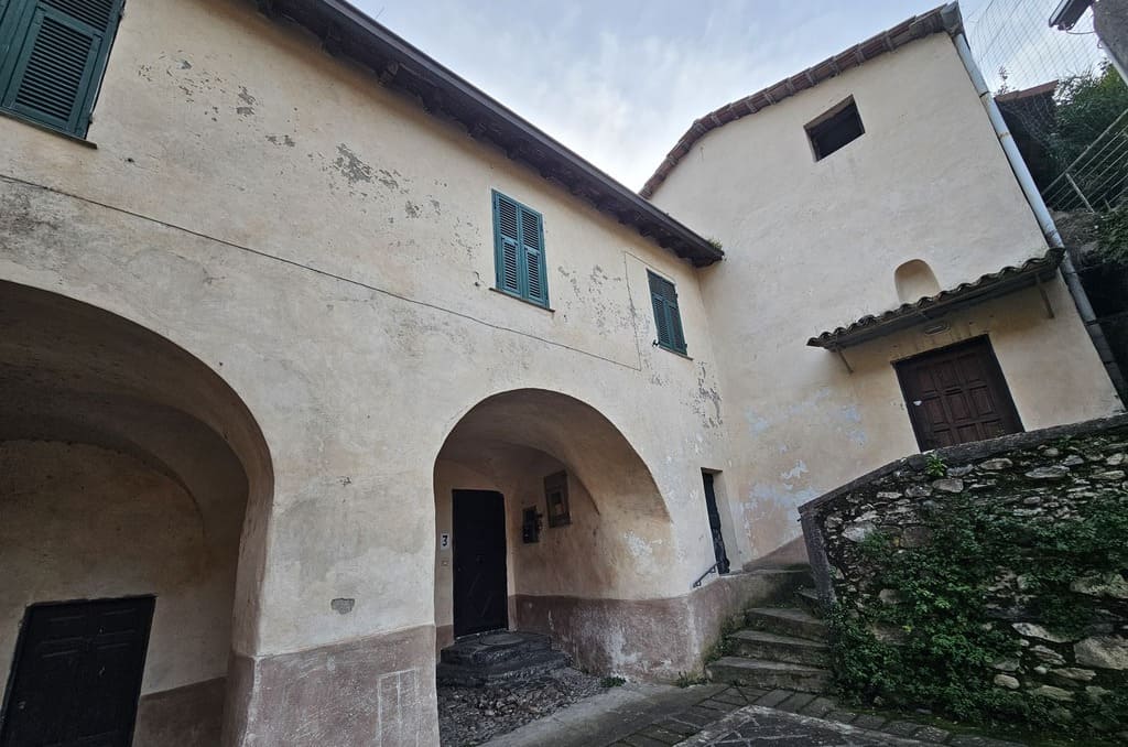 Un lato della Chiesa Parrocchiale di Santo Stefano Protomartire, Rocchetta Nervina