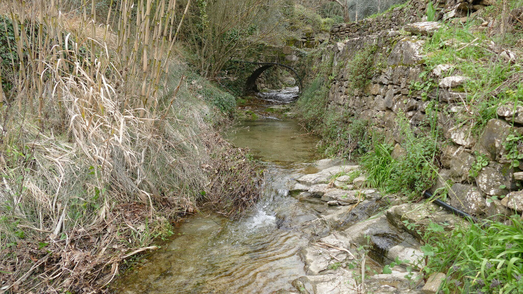 Il ponte antico nei sentieri di Pairola