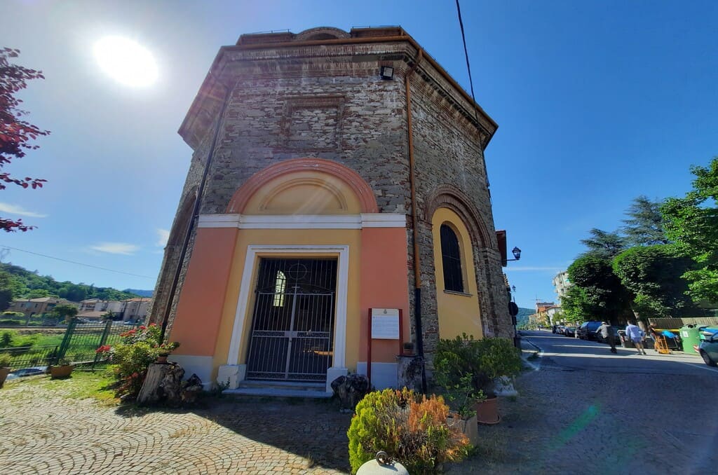 La facciata della Cappella di San Rocco a Millesimo