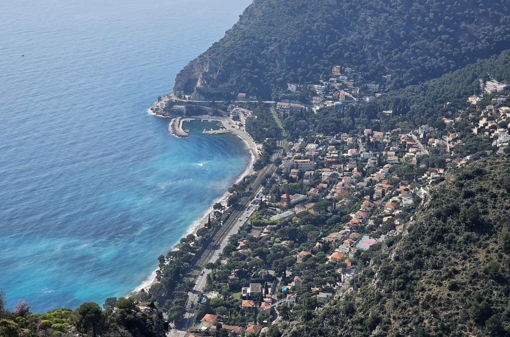 Èze-sur-Mer vista dall’alto da Èze Village