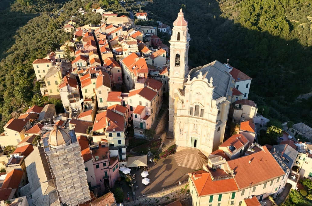 Il centro storico di Cervo visto dal drone