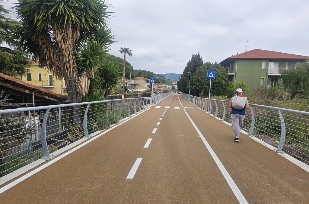Tratto della pista ciclabile di Diano Marina ideale per esplorare il Ponente Ligure in bici