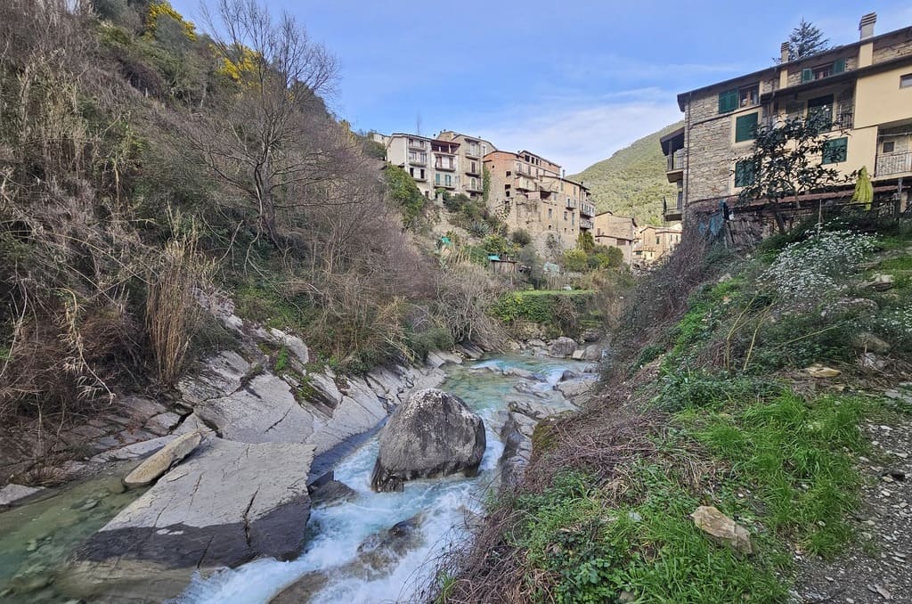 Laghetti e percorsi di trekking a Rocchetta Nervina