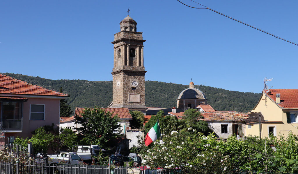 Vista del campanile della parrocchiale di Santa Margherita a Diano Arentino