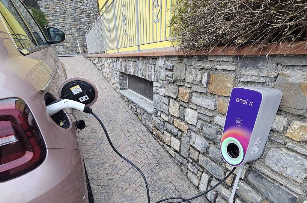 La colonnina per la ricarica delle auto elettriche nel nostro agriturismo a Diano Marina