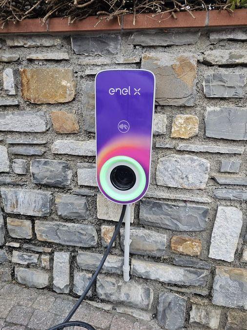 La colonnina di ricarica per veicoli elettrici utilizzabile con app Enel On Your Way presso l’agriturismo Le Girandole di Diano Marina